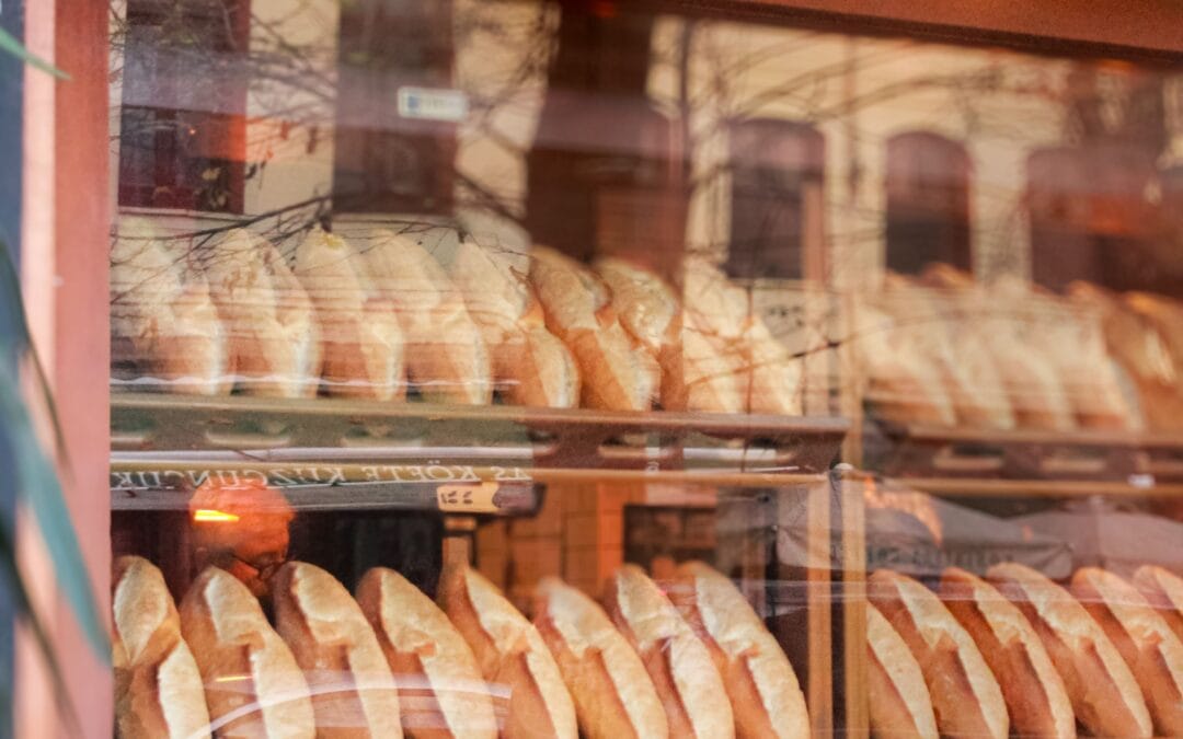 Individual Desserts vs. Whole Cakes: What Should You Order?